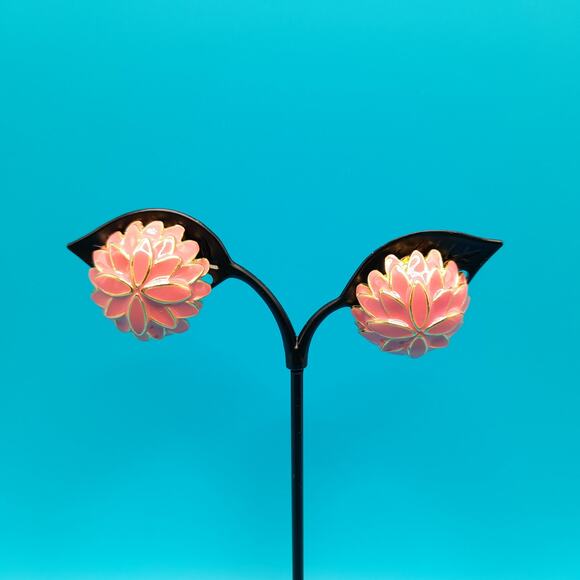 Vintage Pink Enamel Flower Clip Earrings, Gold Tone, Vintage Jewelry - Picture 5 of 9